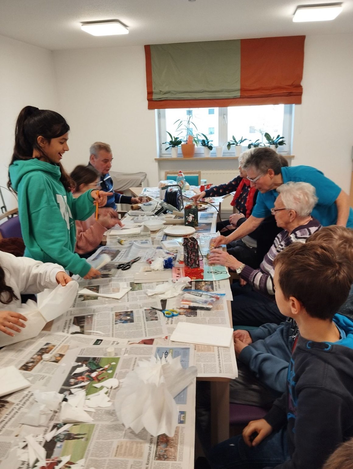 Kinder besuchen Senioren im Altersheim