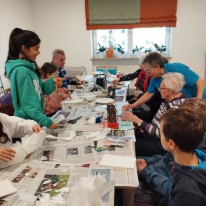 Kinder besuchen Senioren im Altersheim