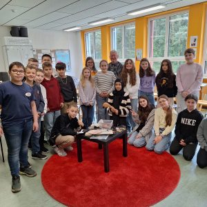 Geschichte zum Anfassen: Wolfgang Fach teilt seine archäologischen Funde mit den Fünftklässlern der Mittelschule Altenstadt