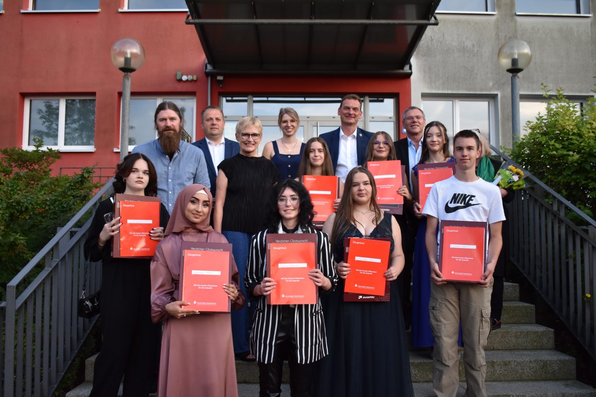 Die Abschlussschüler der Mittelschule Altenstadt freuten sich über ihre Zeugnisse Altenstädter Mittelschule feiert den Schulabschluss