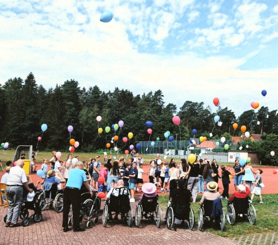Senioren und Schüler begrüßen gemeinsam den Sommer