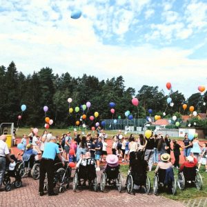 Senioren und Schüler begrüßen gemeinsam den Sommer