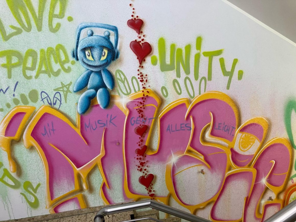 Graffiti Bild Graffiti bringt Farbe ins Schulhaus