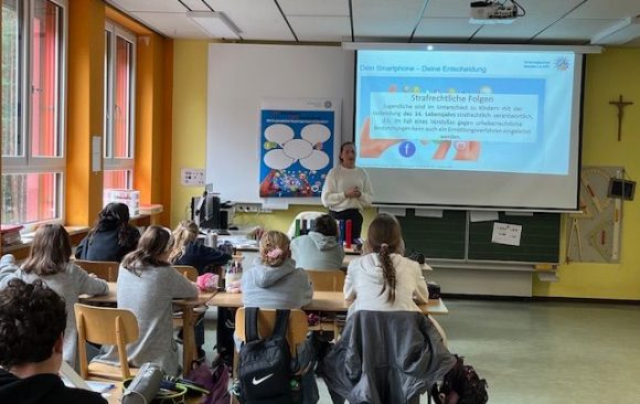 Stark und sicher im Netz – Besuch einer Kriminalhauptkommissarin